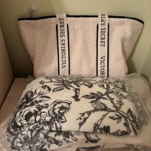 New Victoria’s Secret Crème Color Faux Fur Zipper Tote & Victoria’s Secret Throw